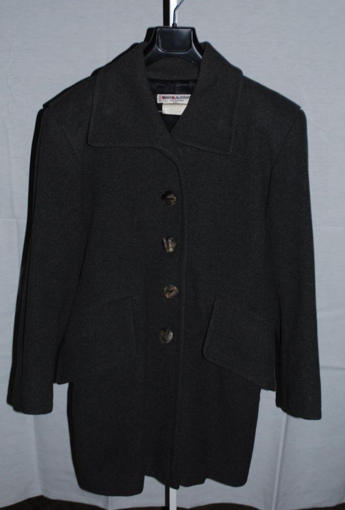 SAINT LAURENT rive gauche

3/4 En lainage gris, col en pointe, deux poches à rabat en bias, simple boutonnage, deux pattes de serrage dos