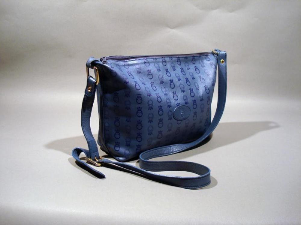 Yves SAINT LAURENT, FRED Lot comprenant :...

Yves SAINT LAURENT, FRED
Lot comprenant :
un petit sac à l’épaule en cuir noir agrémenté de frises siglées, anse bandoulière et d’un sac en cuir souple bleu imprimé du sigle, fermeture éclair, anse bandoulière