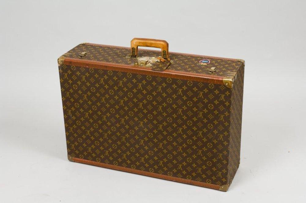 Louis VUITTON

avenue Marceau n°912784 Valise Bisten en toile monogram, bordures latérales lozinées, coins, fermetures en laiton doré, poignée cuir à pans coupés, emblème en décalcomanie chiffré VD surmonté d’une couronne, clef. Dimensions : 70 x 47.5 x 21.5cm