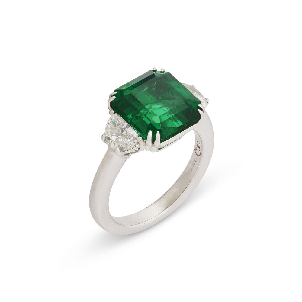 BAGUE ÉMERAUDE ET DIAMANTS

Octogonal step-cut emerald of 5.50 carats, half-moon diamonds, French import assay marks for 18K white gold (750‰), numbered. 
Gübelin, 2026, report n°26050049: 5.50 carats, Zambia, minor oil 
Diamonds: for an approximate total weight of total weight 0.77 carat 
Size/Dimensions: EU size 53 / US 6 ¼ 
Gross weight: 6.95 grams