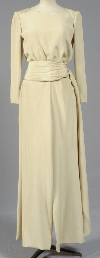 Christian LACROIX

Haute couture n°1415 circa 1989 Ensermble en crêpe de soie coquille d’oeuf composé d’une jupe pantalon soulignée à la taille par une ceinture drapée agrémentée d’un noeud précédent un important panneau cousu sur la jambe et une blouse ras du cou, manches longues. Griffe or, beige, graphisme blanc