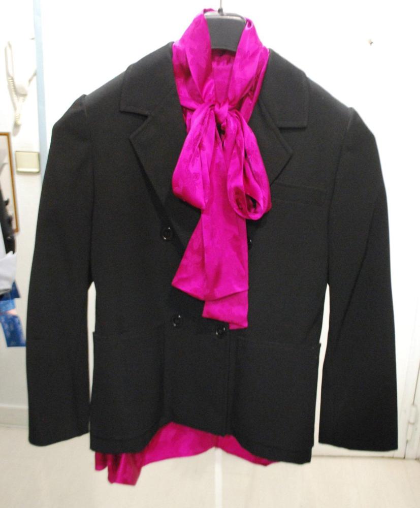 SAINT LAURENT rive gauche

Lot composé d’un blazer en gabardine de laine noir, col châle cranté, double boutonnage à quatre boutons, une poche poitrine, deux poches plaquées, manches longues; nous y joignons une blouse en soie façonnée à motif de papillons fuchsia, col droit souligné d’une lavalière, manches longues
