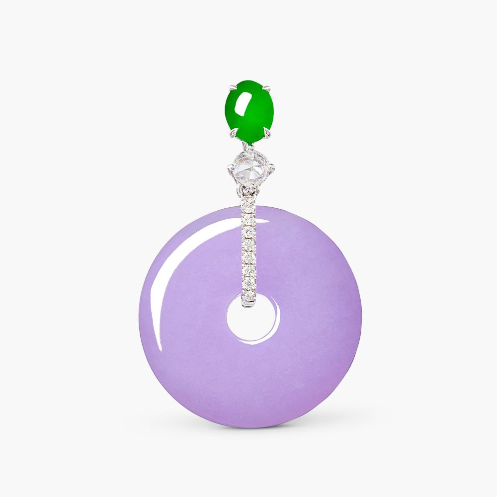 Lavender Jadeite ‘Huaigu’, Jadeite and Diamond Pendant | 天然紫色翡翠「懷古」 配 翡翠 及 鑽石 掛墜

Suspending a lavender jadeite huaigu of good translucency, to the surmount decorated with an oval jadeite cabochon, rose- and brilliant-cut diamonds.