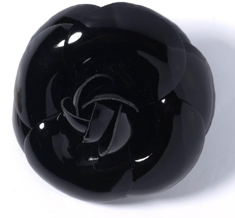 CHANEL

Broche camélia en vinyle noir. Signée