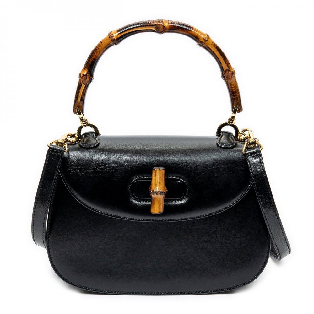 Description

GUCCI
Small Bamboo Top Handle Flap bag.
In soft black calfskin. Gold hardware. Rigid bamboo top handle. Front flap with bamboo turn-lock closure.
Includes removable handle.
In excellent condition, light signs of use.
Measurements: 21 x 15 x 7 cm.

This design belongs to the Bamboo line, one of the most representative of Gucci since 1947, when the use of bamboo was introduced due to the scarcity of materials after World War II. The bag presented here stands out for its timeless aesthetics, and the presence of the handle and clasp in natural bamboo, which make it a cult piece.

Includes removable handle. In excellent condition, light signs of use.