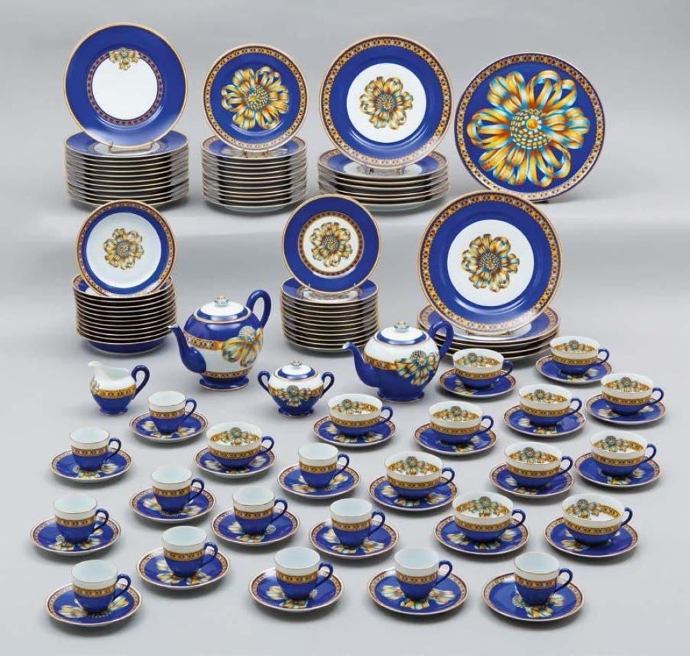 HERMES Paris made in France

Service de table "Cocarde de soie" en porcelaine de Limoges comprenant douze assiettes américaines, douze assiettes, douze assiettes creuses, douze assiettes à dessert.