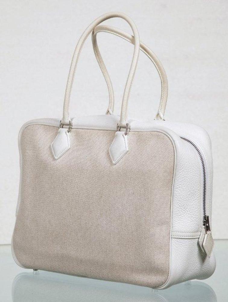 HERMES PARIS MADE IN FRANCE

Sac "Plume" 32 cm en cuir grené blanc et toile chinée beige, fermeture éclair, double poignée. Bon état (traces à la base, poignée légèrement jaunies)