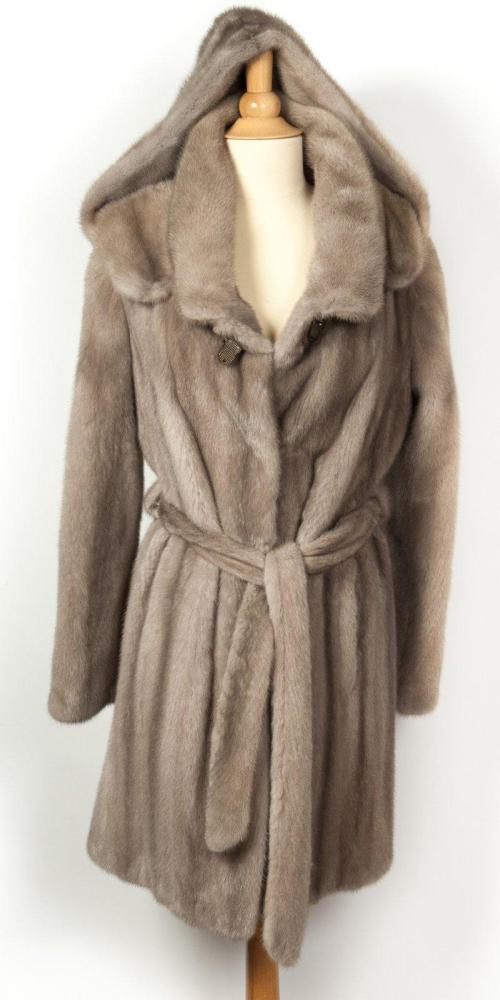 Robert BEAULIEU

9/10 Reversible en nylon soie anthracite et Vison lutecia Emba travail pleines peaux, capuche doublée fourrure, simple boutonnage à un bouton siglé