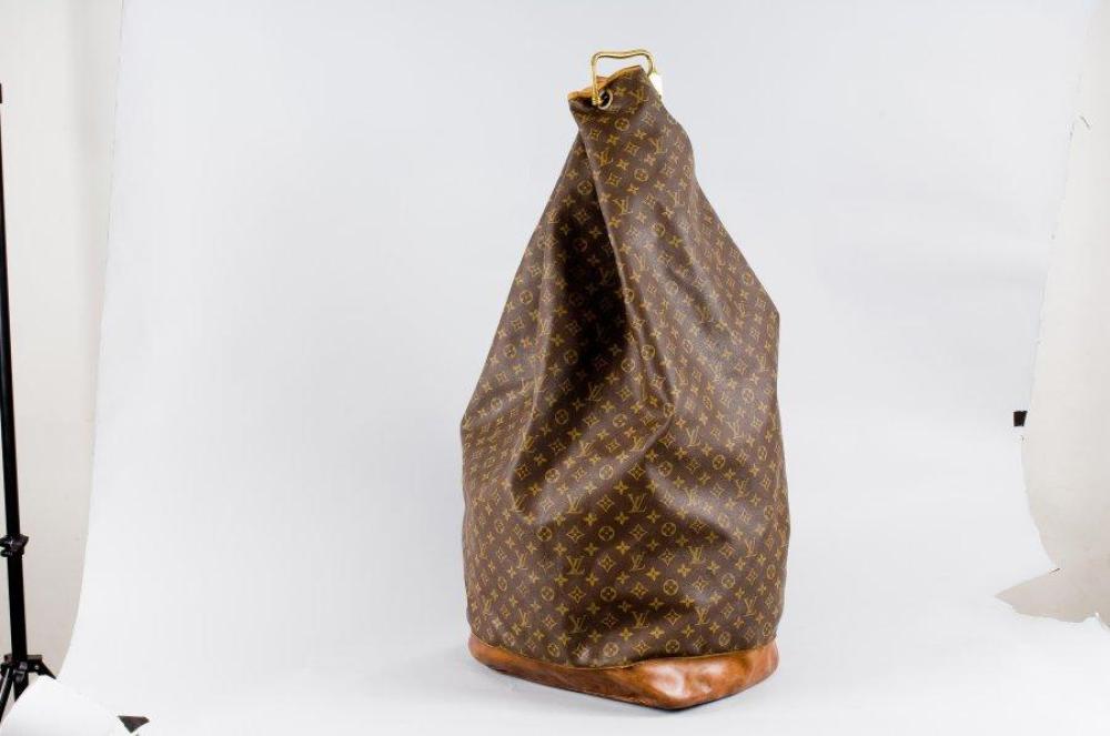 Louis VUITTON

Sac "marin" en toile monogram, fermeture en laiton doré non d’origine. Dimensions : 40 x 30 x 85cm