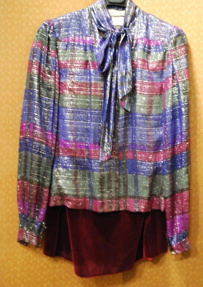 GIVENCHY Nouvelle Boutique, SAINT LAURENT Rive Gauche, circa 1975

Lot comprenant une blouse à col cravate en mousseline à dominante bleue, verte, bordeaux rehaussée de lurex, et une jupe en velours bordeaux
