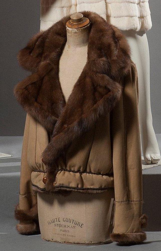 Blouson réversible en envers Daim beige et…

Blouson réversible en envers Daim beige et Vison femelle scanbrown, col cranté bordé de martre Zibeline marron du Canada, simple boutonnage à deux boutons facettés, taille coulissée sur un lien.