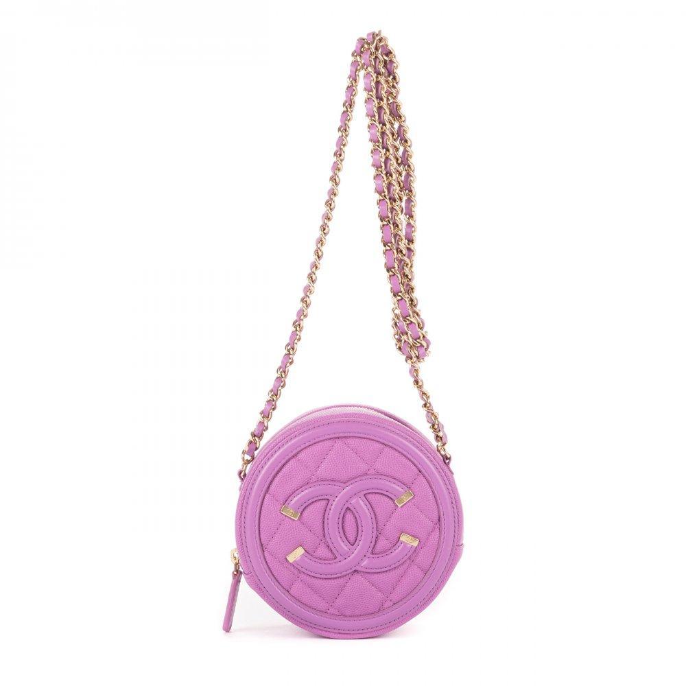 Description

CHANEL
Filigree Round Crossbody bag.
In lavender quilted caviar leather. Zipper closure, long chain handle with tone-on-tone leather interlocking. Gold-tone hardware and fabric-lined interior.
Includes sticker and card.
With interior numbering.
In perfect condition, barely unused.
Measurements: 12 x 12 x 5,5 cm.
The Chanel Filigree Round Crossbody is one of those pieces that perfectly condense the historical DNA of the maison with a contemporary twist. To understand this model, you have to go back to Gabrielle Coco Chanel, who revolutionized the women’s handbag in 1955 with the iconic 2.55: the first to popularize the chain strap to free the hands.
Decades later, lines like the Filigree reinterpret that legacy. This collection emerges strongly around 2016-2018 as a more youthful and experimental alternative to the classic Flap.

Includes sticker and card. With interior numbering. In perfect condition, hardly used.