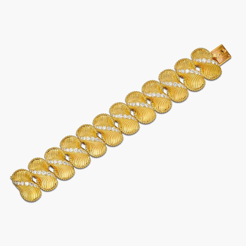 Cartier

The bracelet composed of fluted gold links, highlighted by brilliant-cut diamonds.