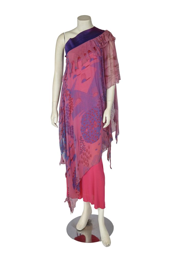 A Zandra Rhodes printed chiffon dress, ’Uluru’/Ayers Rock collection, Autumn-Winter 1974-75

A Zandra Rhodes printed chiffon dress, ’Uluru’/Ayers Rock collection, Autumn-Winter 1974-75

unlabelled, the one-shoulder gown with quilted purple satin neckline, draped with fringed-edged layers of ’Uluru’ printed pink chiffon, over a hot pink jersey underdress, bust approx 86cm 34in

Share this lot: