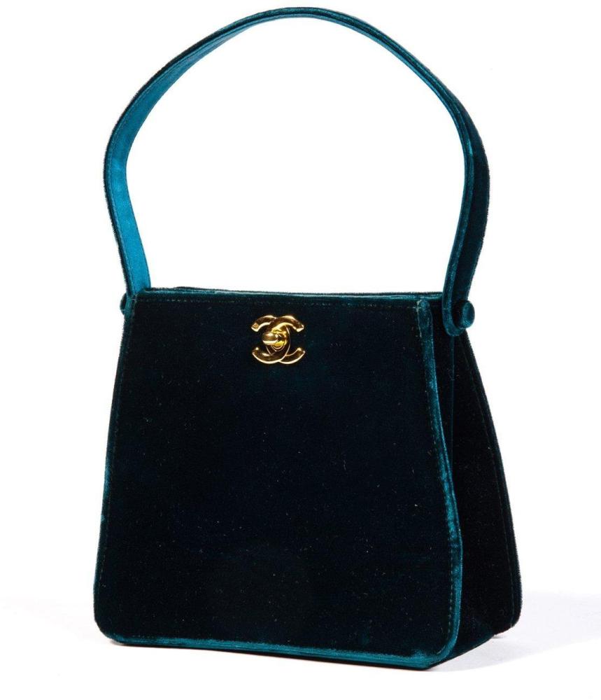 CHANEL

Sac du soir 17cm de forme trapèze en velours vert canard, double fermoir en métal doré siglé, petite anse. Bon état (légères usures)
