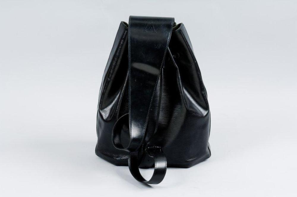 Louis VUITTON

Sac à dos modèle "Backpack" en cuir épi noir, fermeture lien sous rabat faisant anse à dos réglable, pochette zippée intérieure