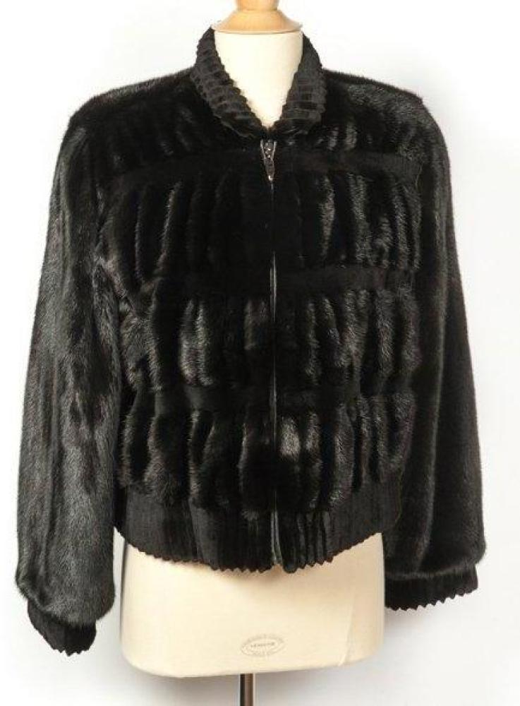 Blouson zippé en Vison femelle dark Saga,…

Blouson zippé en Vison femelle dark Saga, travail horizontal froncé, sur, intercalaires de Vison rasé, col, bas de manches et du vêtement en Vison dark rasé cotelé.