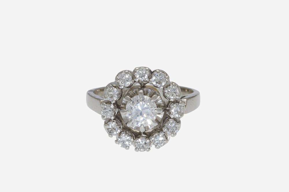 Bague

Bague

En platine, ornée d’un diamant taillé en brillant dans un entourage ajouré de brillants plus petits

Poids du diamant principal : env. 0.30 ct

TDD : 47, Poids brut : 4.56 g

A diamond and platinum ring

RAPPORT DE CONDITION :

Bon état, patine et rayures d’usage

Veuillez noter que les pierres n’ont été ni desserties ni pesées

CONDITION REPORT :

Good condition, usual wear and scratches

Weight of the main diamond : approx. 0.30 ct

Please note that the stones have been neither unsetted nor weighed