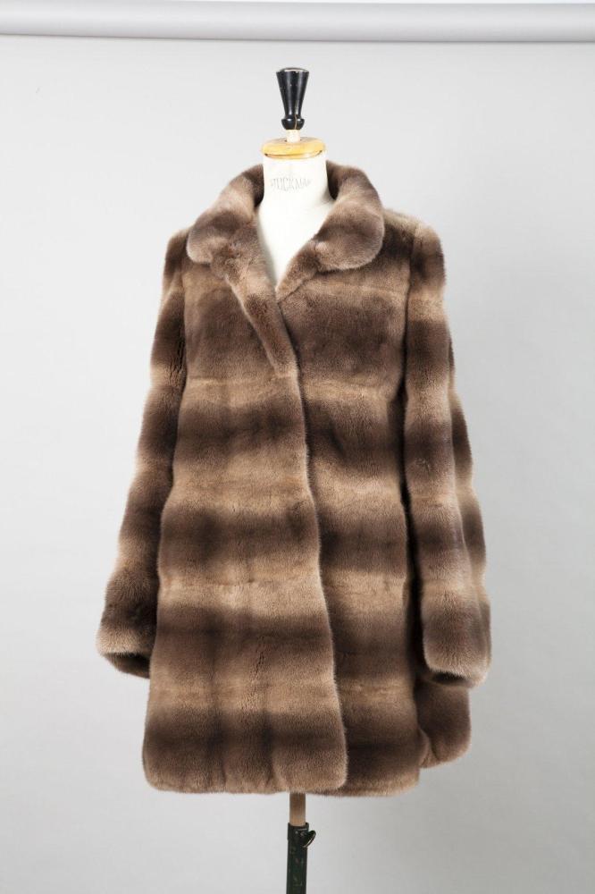 Yves SALOMON

9/10 En Vison femelle Saga lustré, travail horizontal, petit col simple boutonnage