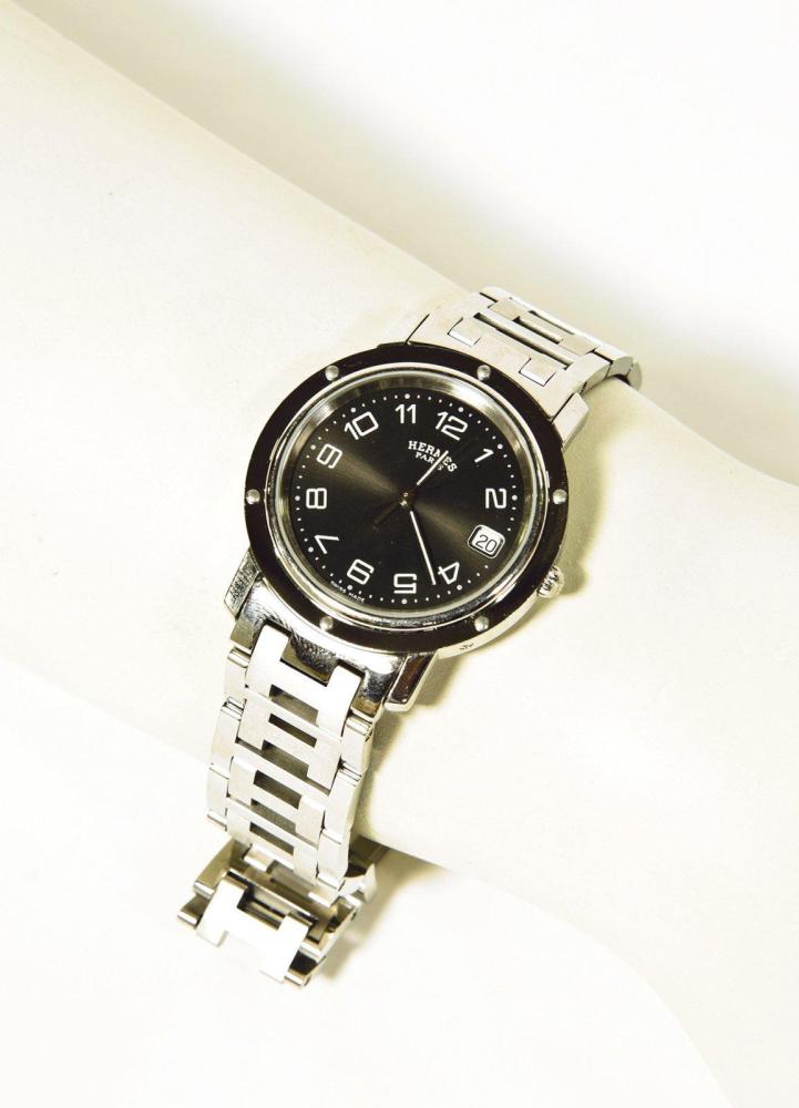 HERMES Paris Swiss made n° 20703006

Montre "Clipper" en acier, cadran noir, chiffres arabes, dateur à trois heure, mouvement quartz, bracelet à l’identique figurant des "H"