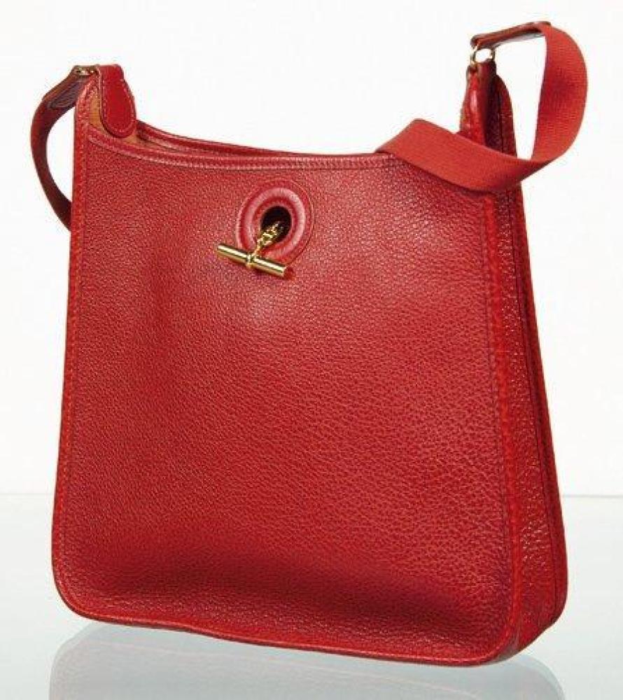 HERMES PARIS MADE IN FRANCE

Sac "Vespa" 30 cm en cuir grené cerise, fermeture chaîne d’ancre en laiton doré, anse bandoulière sangle ton sur ton. Très bon état