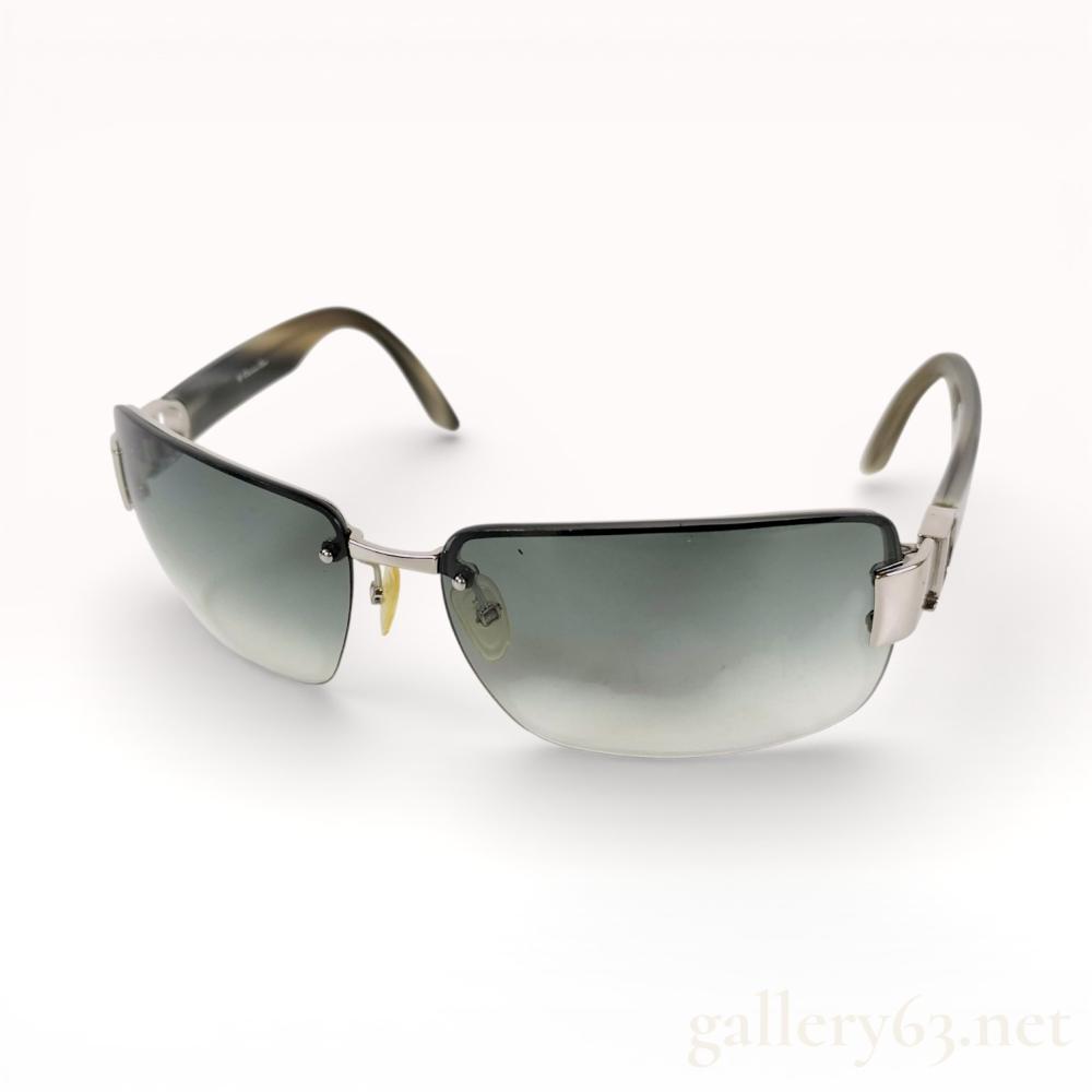 Description
Christian Dior I Love Dior 2 sunglasses manufactured in Italy. The design features rectangular gray gradient lenses with a silver-tone metal bridge and decorative openwork D logo hinges. The temples are composed of translucent smoky-gray and brown marbled acetate. Marks on the inner temples include the model name, brand, and manufacturing origin.
Lens width 63 mm, bridge width 15 mm, temple length 120 mm.