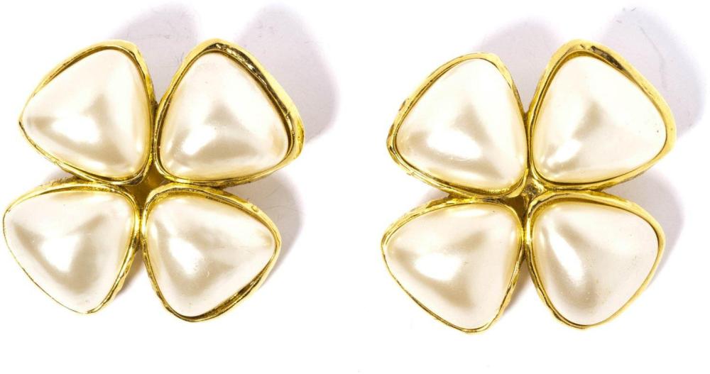CHANEL

Paire de boucles d’oreilles en métal doré de forme croix rehaussé de quatre demi perles blanches. Signée