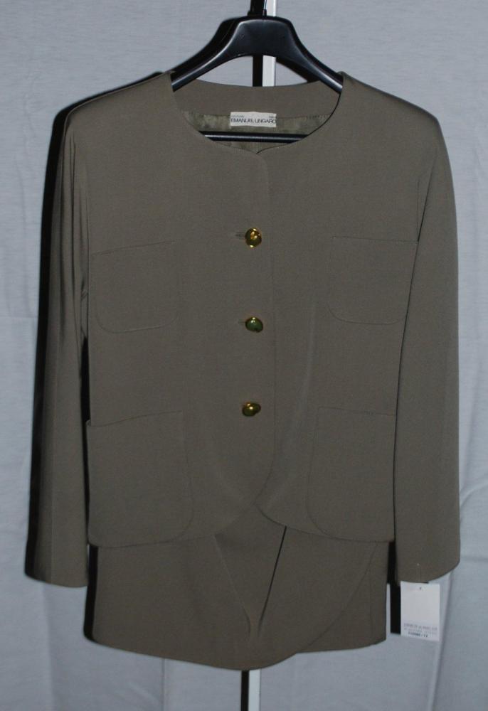 Emanuel UNGARO Couture circa 1980

Tailleur en toile de laine kaki, encolure ronde, quatre poches plaqués, simple boutonnage, manches longues, martingale dos, jupe portefeuille drapée
