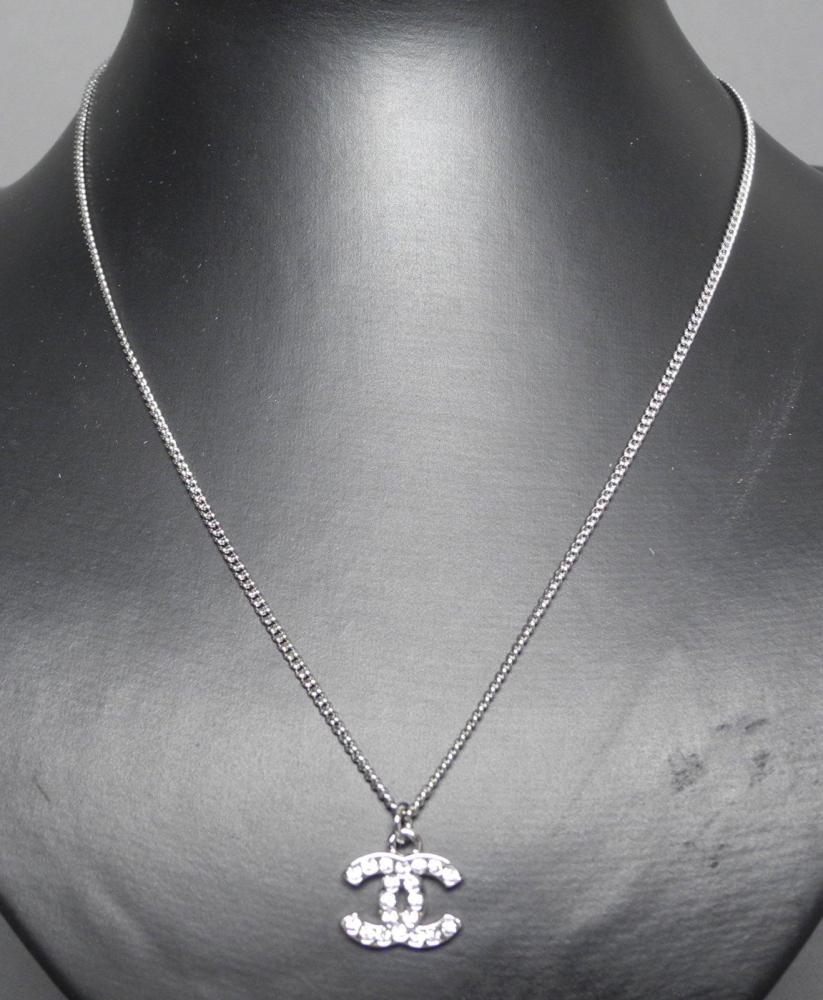 CHANEL

Pendentif siglé au double C rehaussé de strass Avec sa chaîne en métal argenté ETAT NEUF Dans sa pochette et sa boîte d’origine