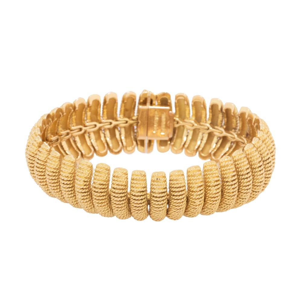 Description
TIFFANY & CO exceptional vintage bracelet in Jean Schlumbergers "Wire Design", sculptural parts built of corded wire, 18K yellow gold, 104 g, L: 18 cm, W: 2 cm, H: 6,5 mm, very nice flexibility and stability, 2nd half of 20th century, minor signs of wear, marked "TIFFANY Co".