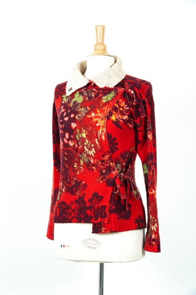 KENZO

Veste-cardigan en jersey de laine imprimé de motifs floreaux à dominante rouge, col droit, manches longues, boutonnage asymétrique par pressions et liens