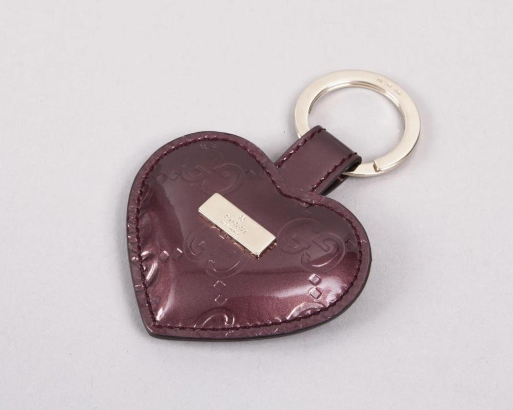 GUCCI

Bijou de sac en cuir vernis siglé métallisé violet. Bon état.