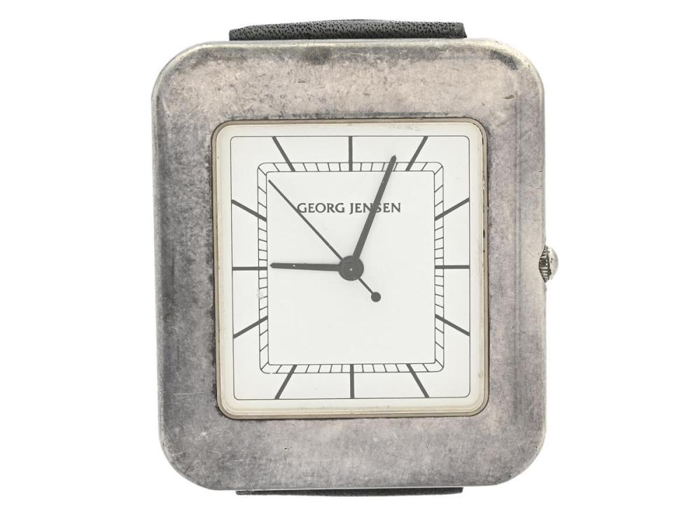 Watches

Georg Jensen

GEORG JENSEN, designed of Lene Munthe, Serial no. 30066, Case no. 354, unisex, 29 x 34 mm, silver (0,925), quartz, sapphire crystal, leather strap, approx. 1999.