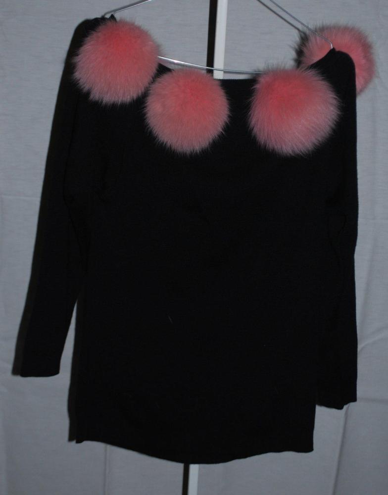 SAINT LAURENT rive gauche

Pull en lainage noir, décolleté bateau rehaussé de 7 pompons en Renard lustré rose, manches longues