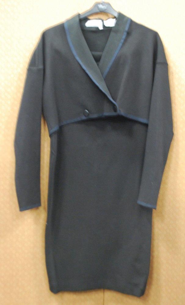 Krystyna BUKOWSKA

Ensemble en reps polyester noir composé dune robe bustier et dun spencer col châle, double boutonnage