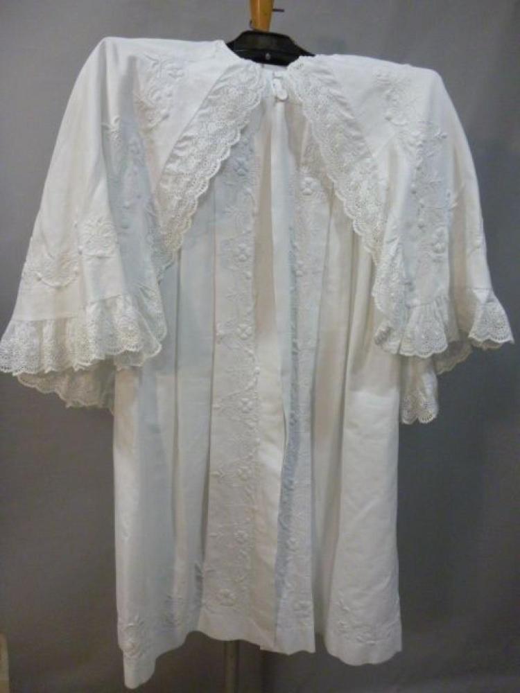 Robe de baptême et cape en piqué de coton...

Robe de baptême et cape en piqué de coton brodé et volant de broderie anglaise, début XXe siècle