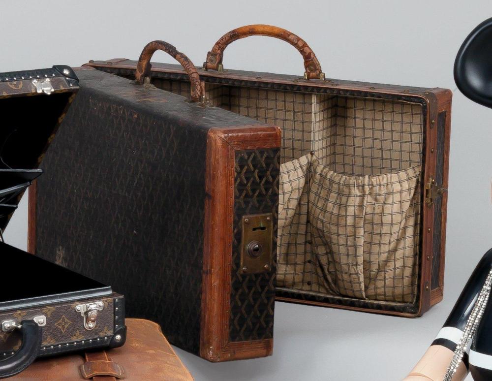 GOYARD

Valise à chaussures en toile imprimé au pochoir chiffré H.P, bordures en fibre vulcanisées, fermetures et renforts en laiton doré, double poignée cuir, intérieur doublé de toile à carreaux sur fond beige compartimenté en six housses (manques) Dimensions 54x31x20 cm