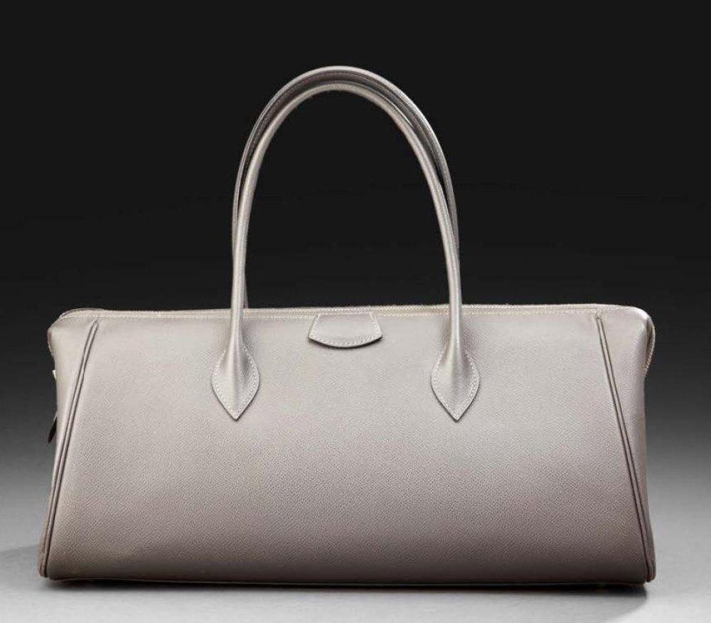 HERMES

Sac à main "Paris Bombay" Modèle en vache liégée noir gris Dim: 49 x 20 cm Etat neuf