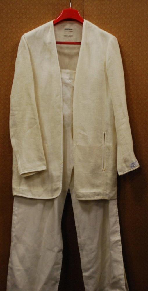 HERMES Paris

Lot comprenant une veste en lin écru gansé de cuir blanc, sans col, parementures bord à bord, manches longues, et deux pantalons droits lun en lin, lautre en fil à fil blanc