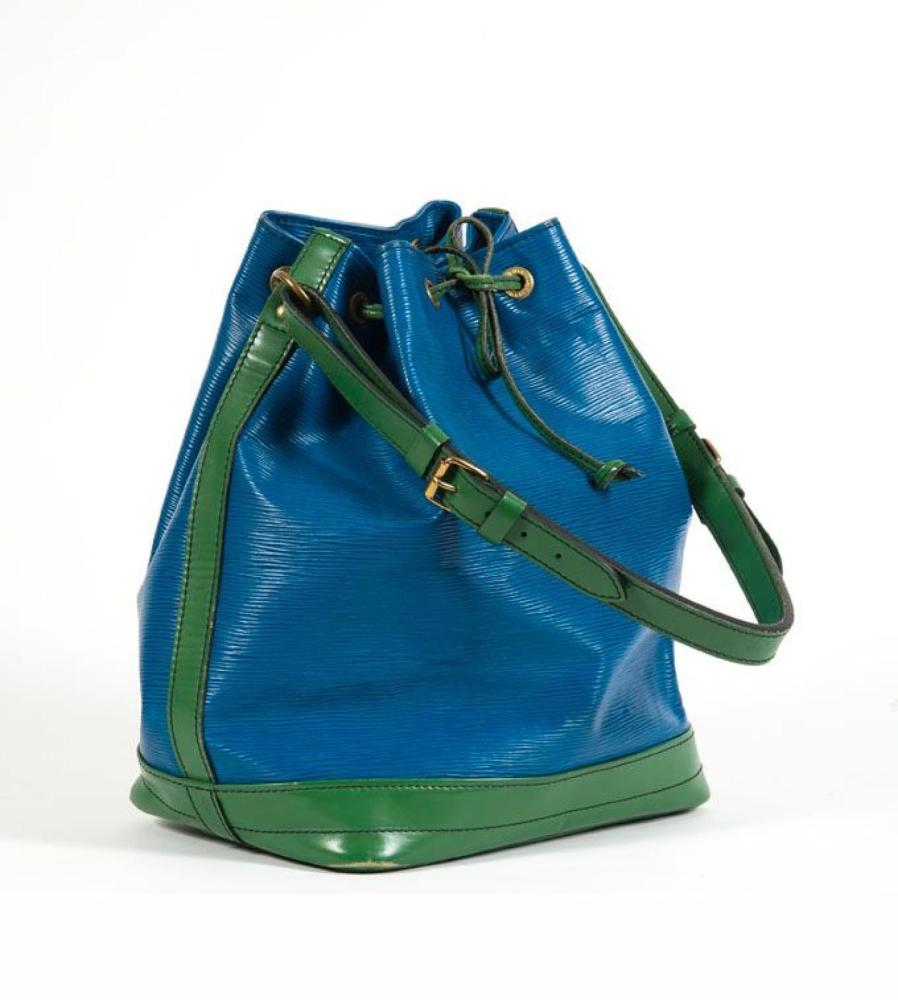 Louis VUITTON

Sac «Noé» GM 26cm en cuir épi bicolore bleu, vert, fermeture par un lien coulissant, anse bandoulière réglable. Bon état (usures, traces)