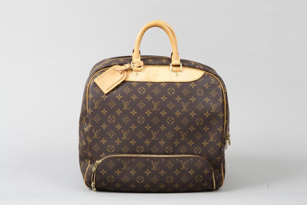 Louis VUITTON

Sac de voyage 40 cm en toile monogram et cuir naturel, fermeture éclair, double poignée, poche à chaussures zippée sur le devant, porte-noms. (Tâches sur le cuir). Très bon état