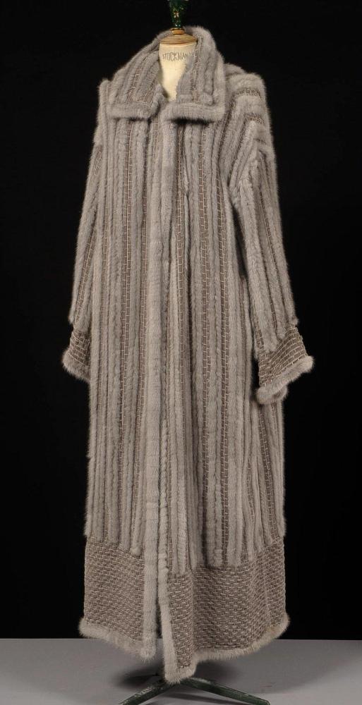Christian DIOR

Boutique par John Galliano Long manteau en Vison saphir, travail mille raies sur intercalaires de velours gris tricoté, bas du vêtement reprenant les intercalaires, col montant à trois boutons, simple boutonnage