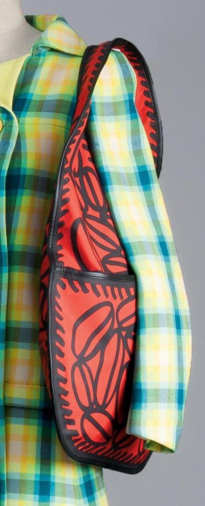 Sergio ROSSI

Sac en composite imprimé noir à motifs abstraits sur fond rouge et gansé de cuir, fermeture éclair asymétrique sur une poche, demi anse bandoulière se continuant dans la forme