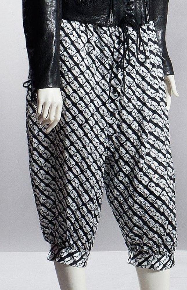 LIMI

Feu Pantalon sarouel en soie gauffrée imprimée en trompe l’oeil de motifs blancs sur fond noir. Griffe noire, graphisme blanc.