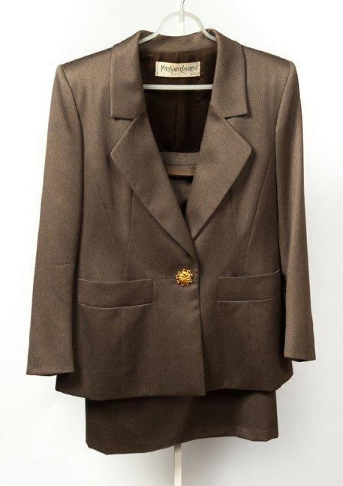 Yves SAINT LAURENT

Haute couture n°68376 Tailleur en lainage taupé, composé d’une veste à col châle cranté, boutonnage à un bouton en métal doré, deux poches, et d’une jupe droite agrémentée d’une ceinture de cuir, poches dans les coutures. Griffe blanche, graphisme noir (longueur non d’origine).