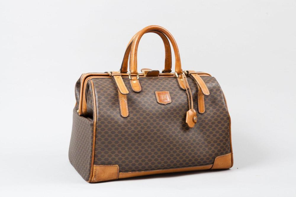 CELINE

Sac Squarre mouth toile siglée marron et cuir naturel, fermeture métal doré, double poignée, sangle ceinture, clef. (Tâche sur le cuir, usure coin). Bon état