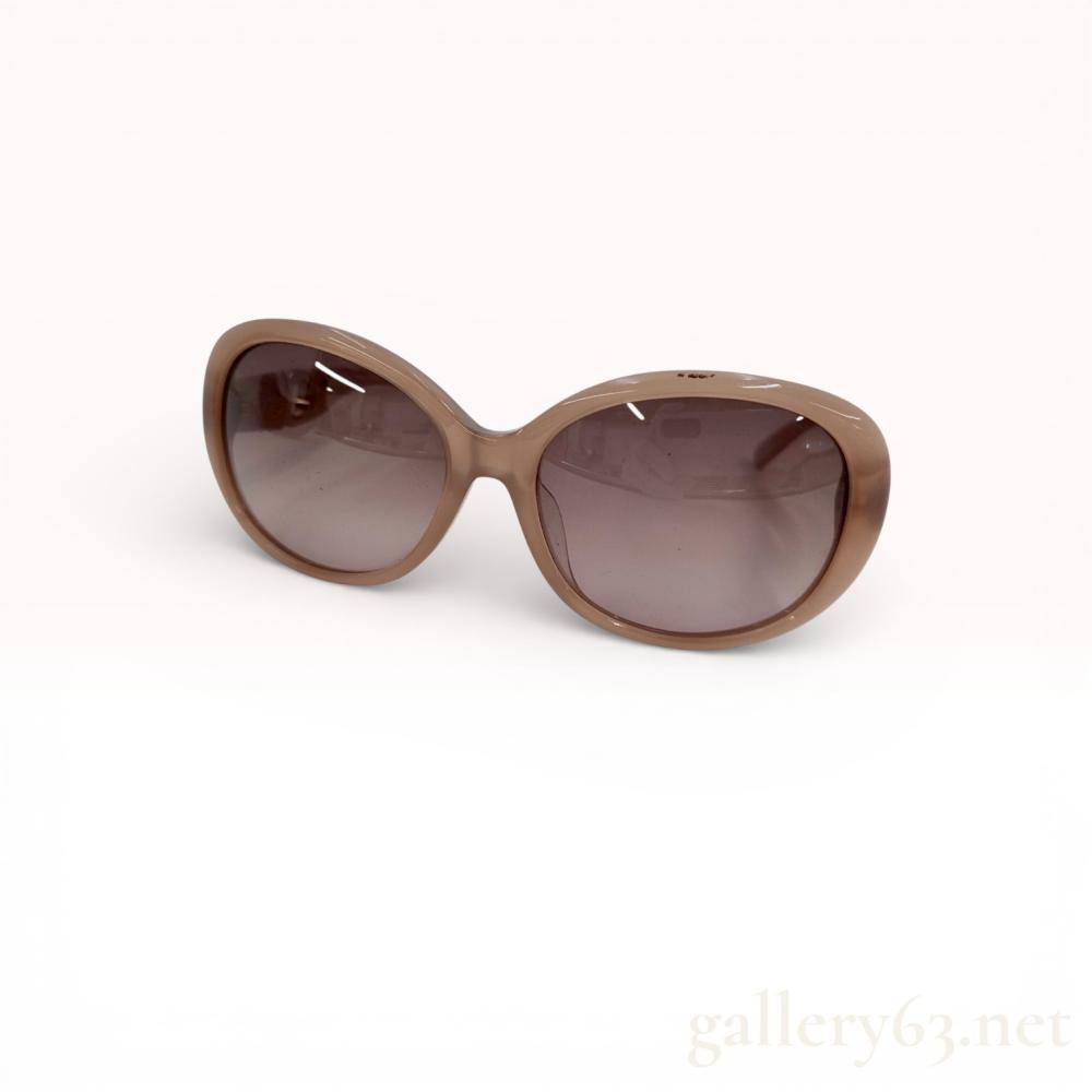 Description
Authentic Salvatore Ferragamo beige acetate frame with gold Gancini horsebit medallion sunglasses with original box.