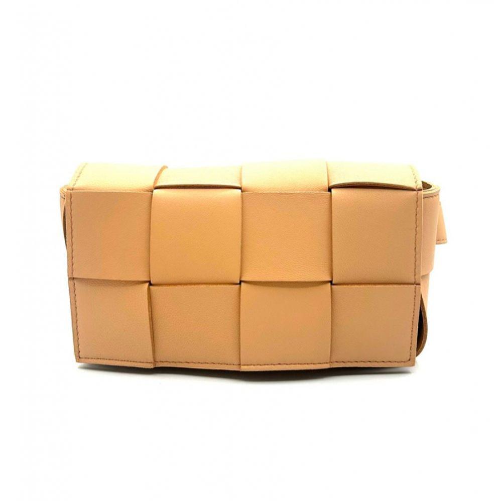Description

BOTTEGA VENETA.
Cassette fanny pack.
Made of high quality beige leather, it features the emblematic Intrecciato maxi weave, a hallmark of the maison. Features magnetic flap closure, interior compartment with pockets and adjustable strap that allows it to be worn around the waist or across the chest.
In excellent condition, delivered with its original dust cover.
Measurements: 19 x 10,5 cm.
