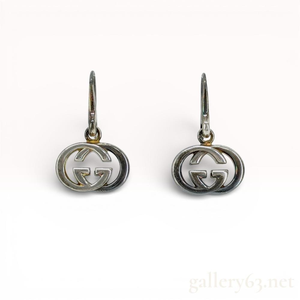Description
Gucci Britt interlocking G logo drop earrings in sterling silver. Each pendant features the signature openwork logo suspended from a French wire ear hook. The pieces are stamped Ag 925, â 1697 AR, and ® GUCCI made in italy, and include the original branded box, dust bag, and paperwork.
Pendant Width: Approximately 1.5 cm
Total Drop Length: Approximately 3 cm.