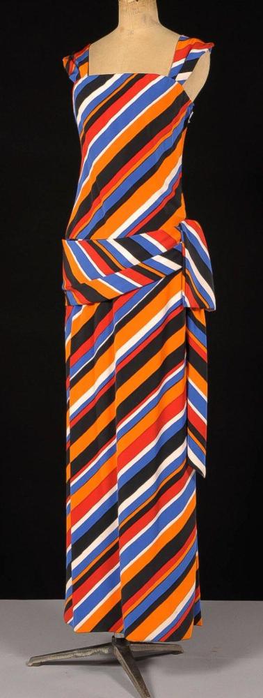 GIVENCHY Haute couture circa 1997

Robe longue en crêpe de soie bayadère multicolore en biais, décoletté droit sur larges bretelles, jupe droite fendue agrémentée d’une ceinture tombant sur les hanches, rehaussée d’un noeud. Sans griffe, bolduc d’atelier: At Catherine, n*63 Sadya q.